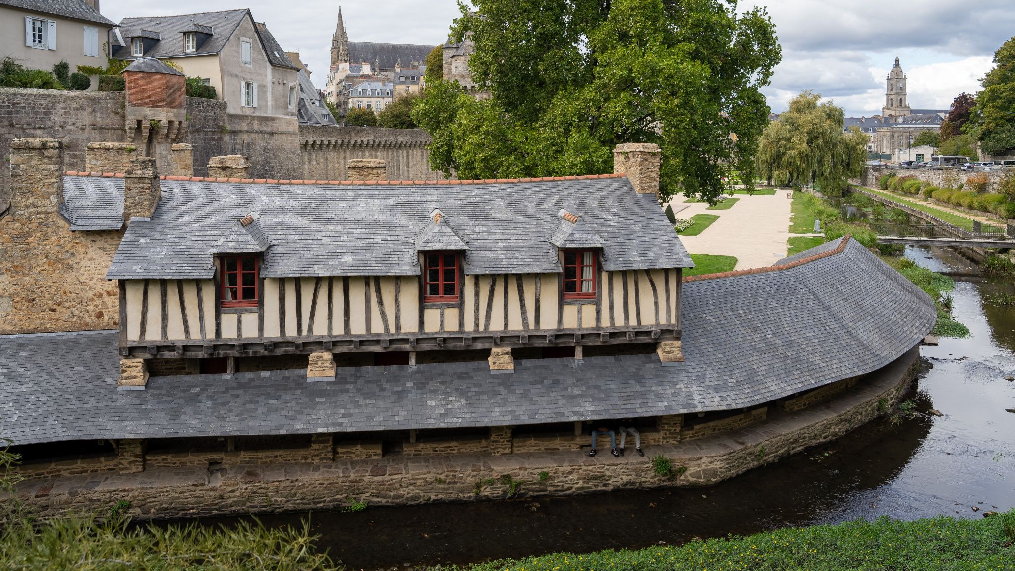 Die Lavoirs de la Garenne sind historische Waschhäuser aus dem frühen 19. Jh.; sie folgen geschwungen der Marle, mit überdachter Galerie auf Holzpfosten und sind ein fotogener Touristenmagnet.